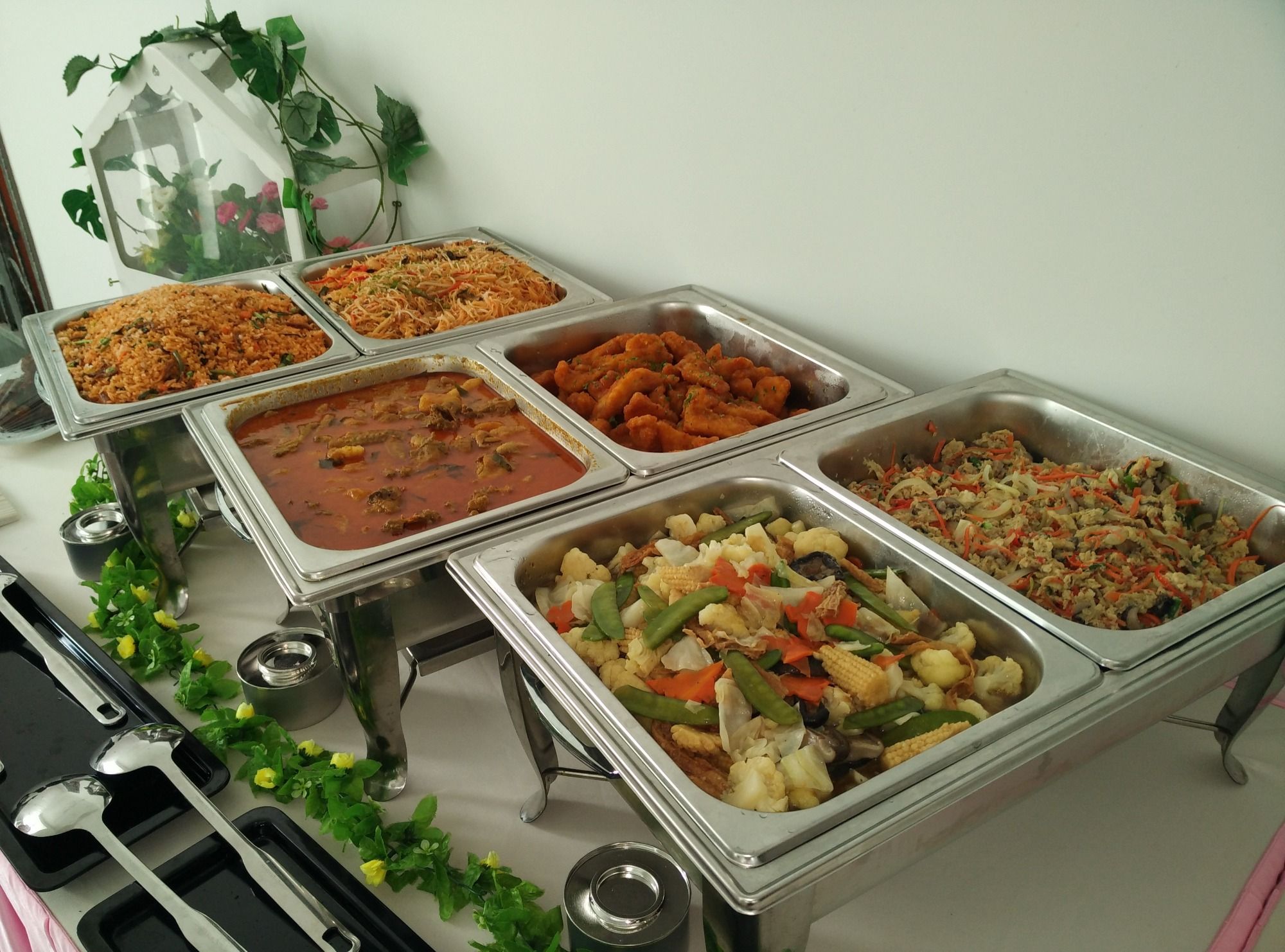 8 Go To Corporate Buffet Catering Menus Under $13 per pax